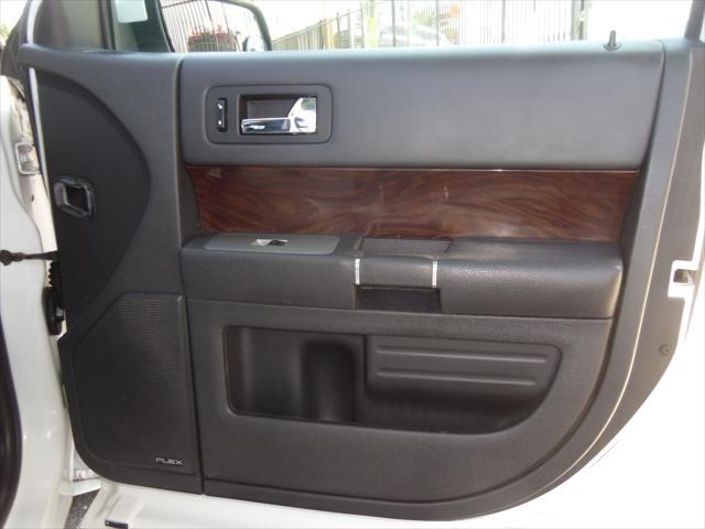 Photo of 2011 White Ford Flex