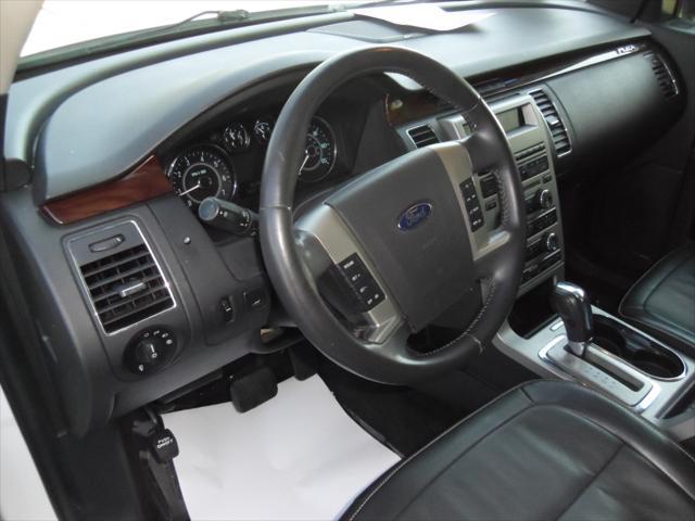 Photo of 2011 White Ford Flex
