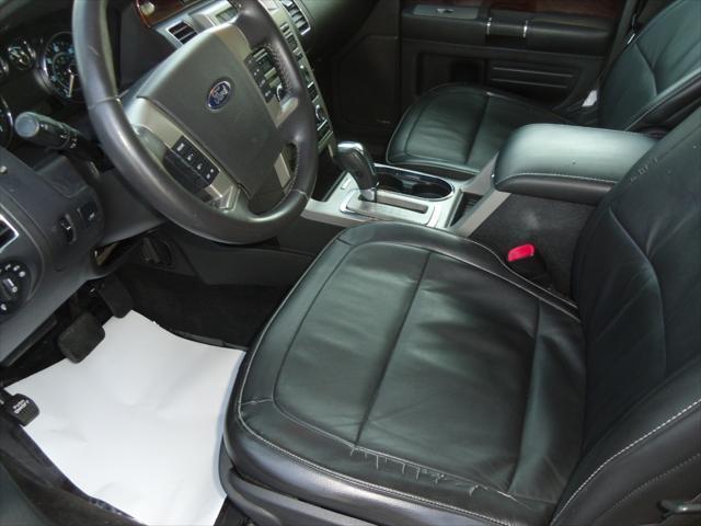 Photo of 2011 White Ford Flex