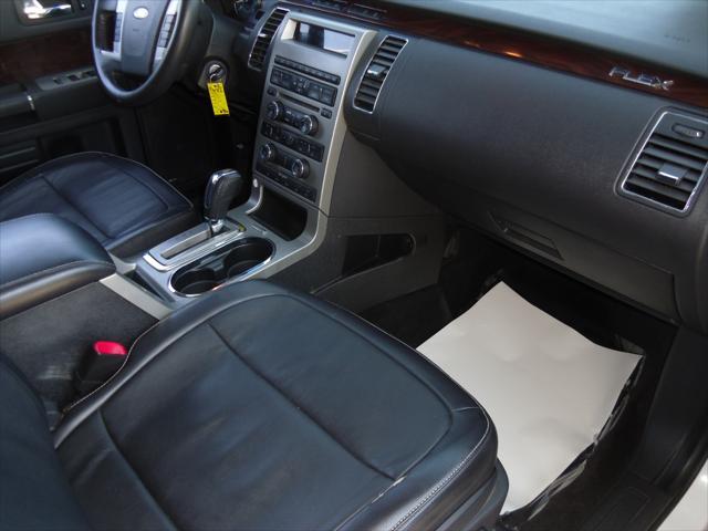 Photo of 2011 White Ford Flex