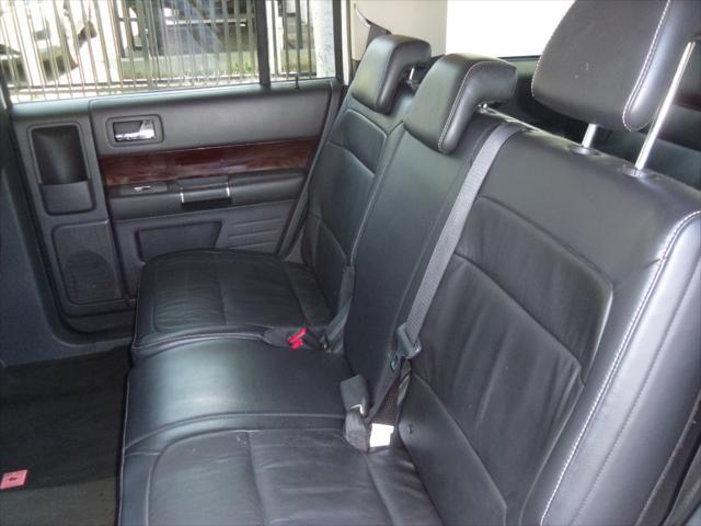 Photo of 2011 White Ford Flex