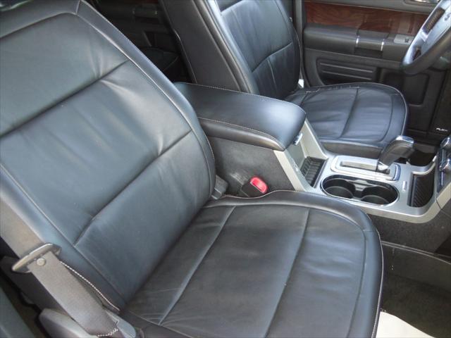 Photo of 2011 White Ford Flex