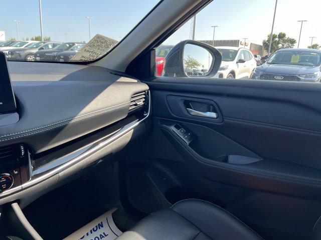 Photo of 2024 Super Black Nissan Rogue
