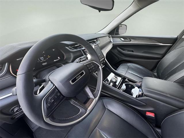 Photo of 2023 Diamond Black Crystal Pearlcoat Jeep Grand Cherokee