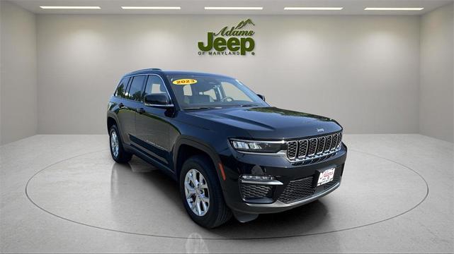 Photo of 2023 Diamond Black Crystal Pearlcoat Jeep Grand Cherokee
