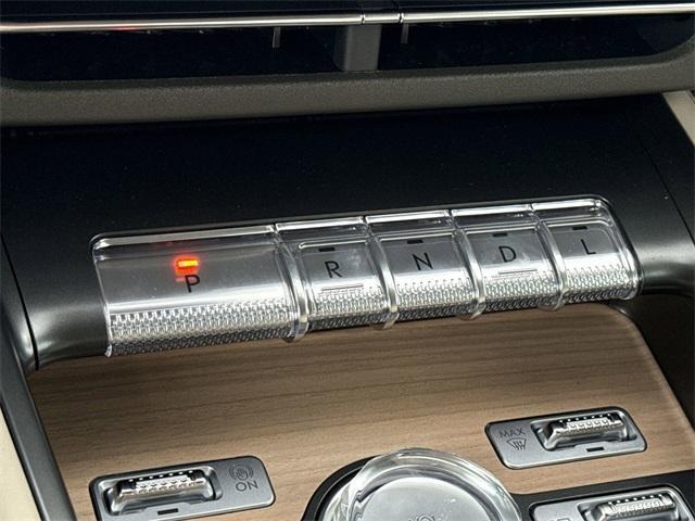 Photo of 2025 White Platinum Tri-Coat Metallic Lincoln Nautilus