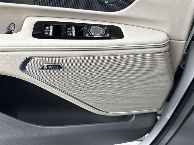 Photo of 2025 White Platinum Tri-Coat Metallic Lincoln Nautilus