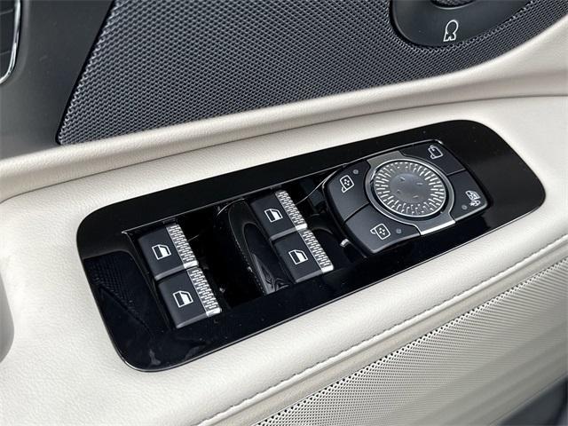 Photo of 2025 White Platinum Tri-Coat Metallic Lincoln Nautilus