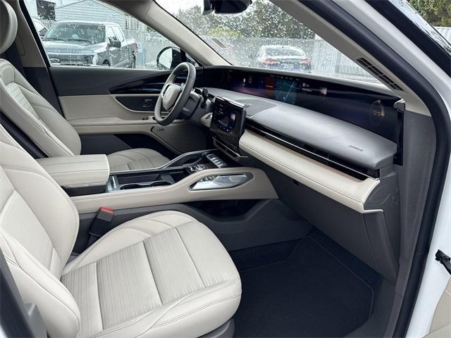 Photo of 2025 White Platinum Tri-Coat Metallic Lincoln Nautilus
