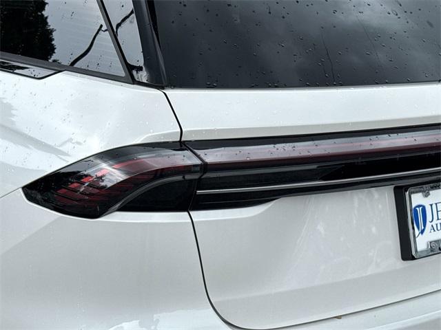 Photo of 2025 White Platinum Tri-Coat Metallic Lincoln Nautilus