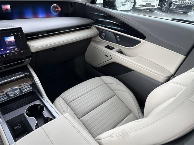 Photo of 2025 White Platinum Tri-Coat Metallic Lincoln Nautilus