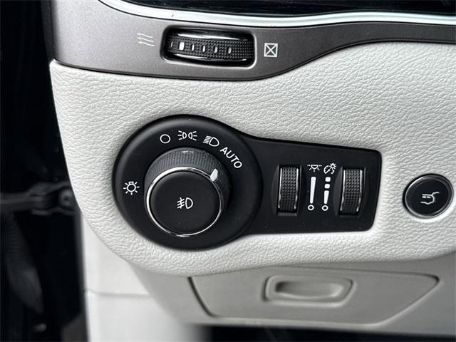Photo of 2020 Diamond Black Jeep Cherokee
