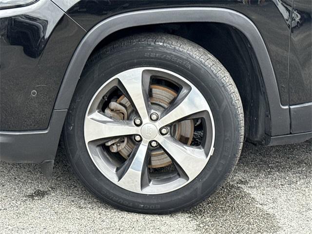 Photo of 2020 Diamond Black Jeep Cherokee