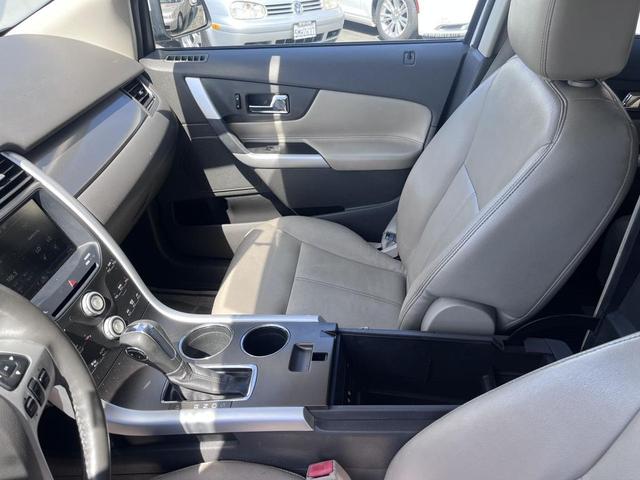 Photo of 2013 White Ford Edge