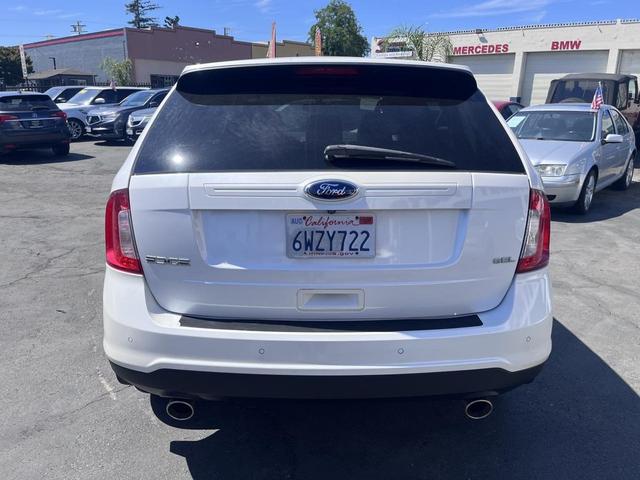 Photo of 2013 White Ford Edge