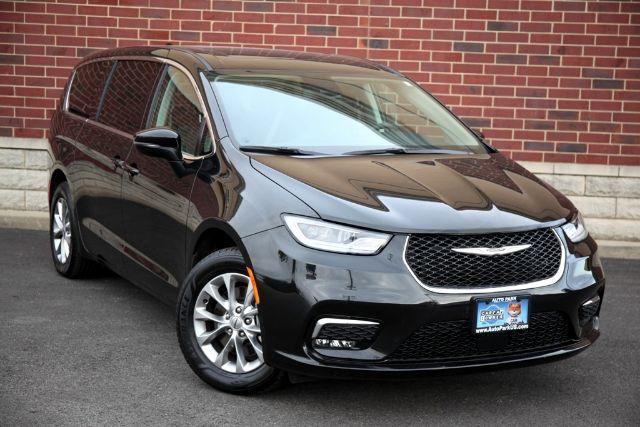 Photo of 2023 Brilliant Black Crystal Pearlcoat Chrysler Pacifica