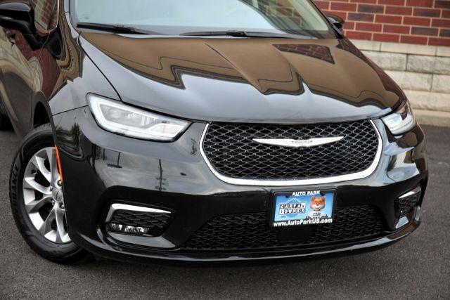 Photo of 2023 Brilliant Black Crystal Pearlcoat Chrysler Pacifica
