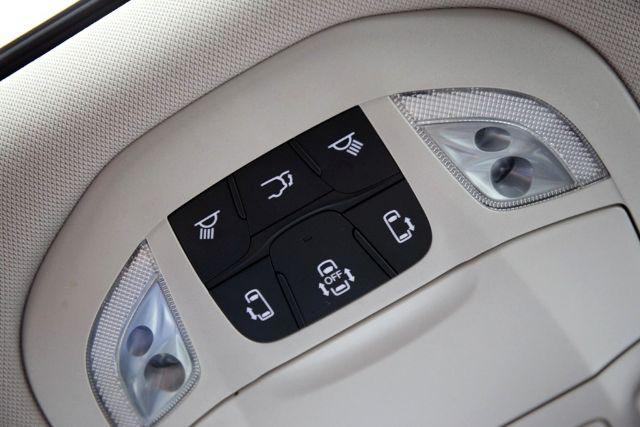 Photo of 2023 Brilliant Black Crystal Pearlcoat Chrysler Pacifica