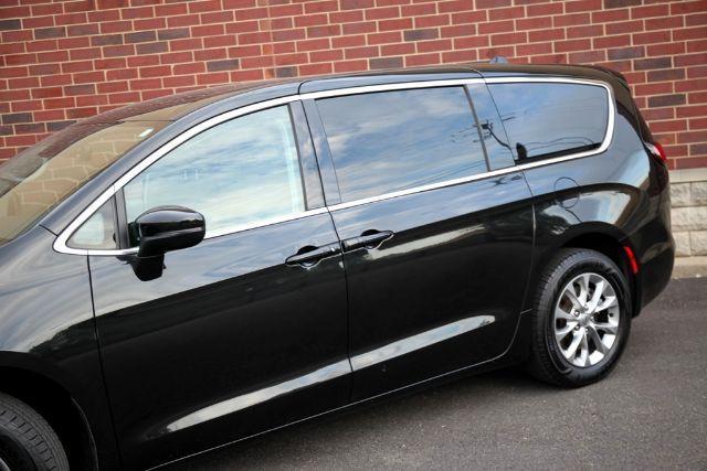 Photo of 2023 Brilliant Black Crystal Pearlcoat Chrysler Pacifica