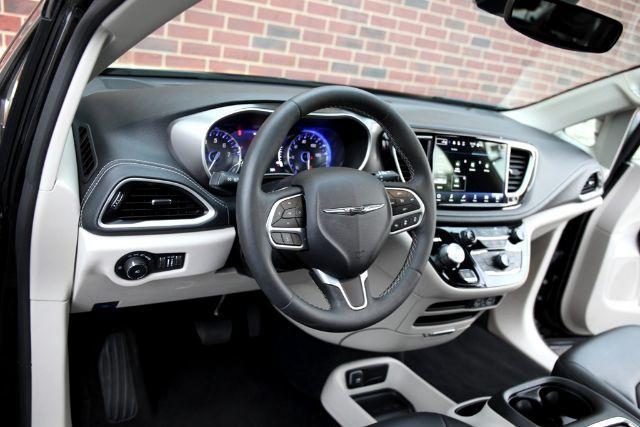 Photo of 2023 Brilliant Black Crystal Pearlcoat Chrysler Pacifica