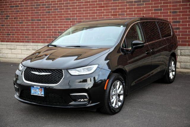 Photo of 2023 Brilliant Black Crystal Pearlcoat Chrysler Pacifica