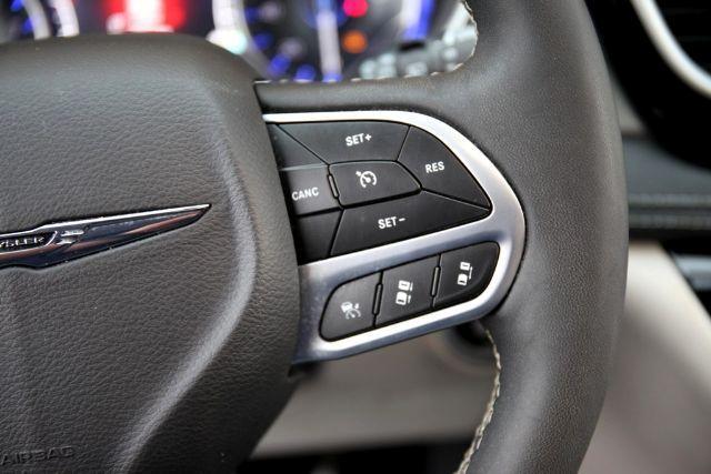 Photo of 2023 Brilliant Black Crystal Pearlcoat Chrysler Pacifica