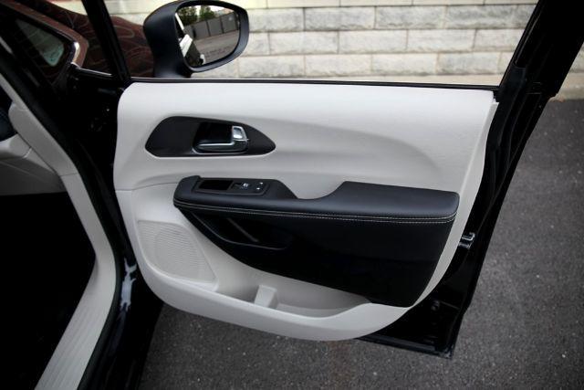 Photo of 2023 Brilliant Black Crystal Pearlcoat Chrysler Pacifica