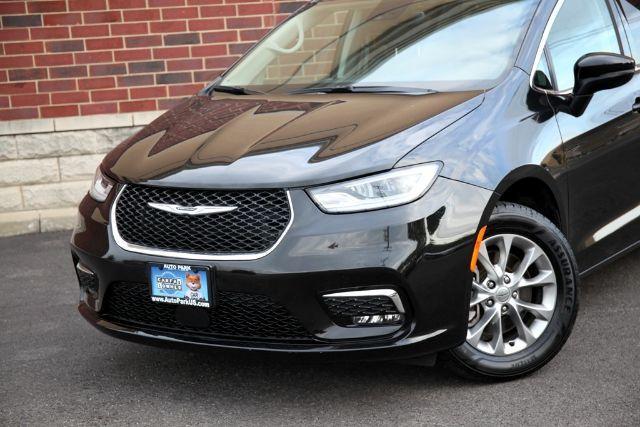Photo of 2023 Brilliant Black Crystal Pearlcoat Chrysler Pacifica