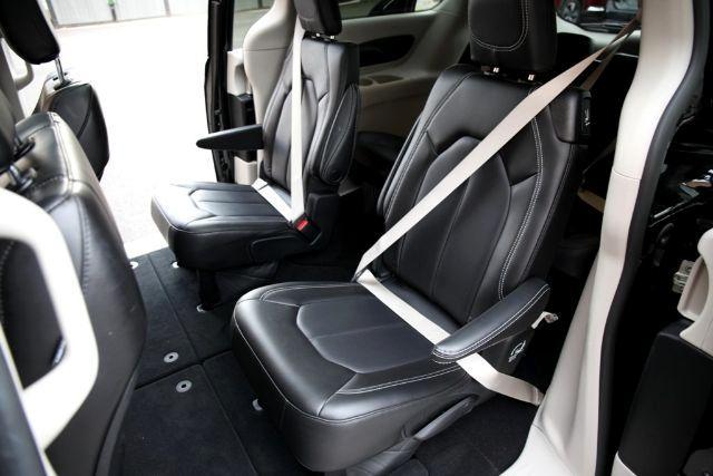 Photo of 2023 Brilliant Black Crystal Pearlcoat Chrysler Pacifica