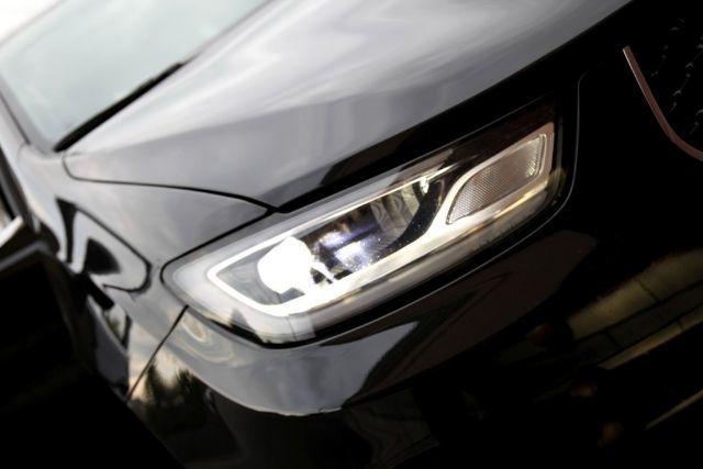 Photo of 2023 Brilliant Black Crystal Pearlcoat Chrysler Pacifica