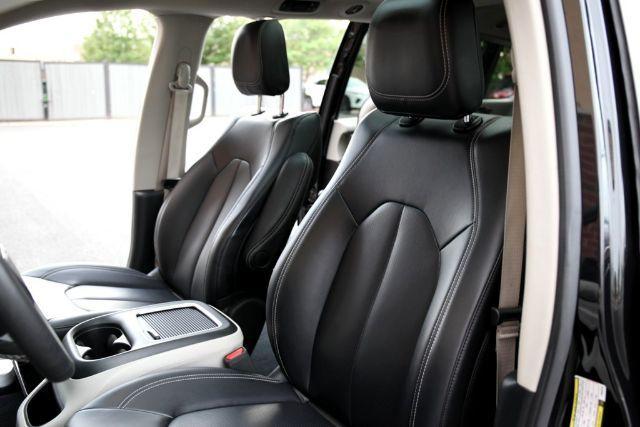 Photo of 2023 Brilliant Black Crystal Pearlcoat Chrysler Pacifica