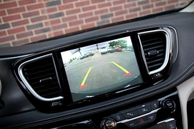 Photo of 2023 Brilliant Black Crystal Pearlcoat Chrysler Pacifica