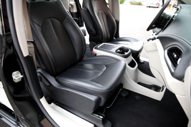 Photo of 2023 Brilliant Black Crystal Pearlcoat Chrysler Pacifica