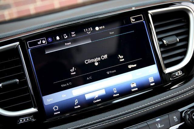 Photo of 2023 Brilliant Black Crystal Pearlcoat Chrysler Pacifica