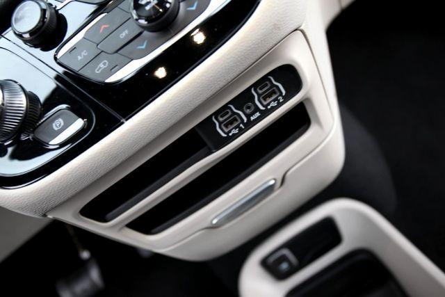 Photo of 2023 Brilliant Black Crystal Pearlcoat Chrysler Pacifica