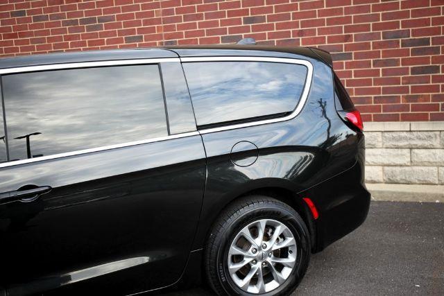 Photo of 2023 Brilliant Black Crystal Pearlcoat Chrysler Pacifica