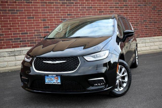 Photo of 2023 Brilliant Black Crystal Pearlcoat Chrysler Pacifica