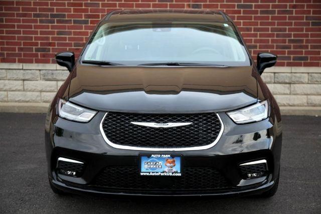 Photo of 2023 Brilliant Black Crystal Pearlcoat Chrysler Pacifica