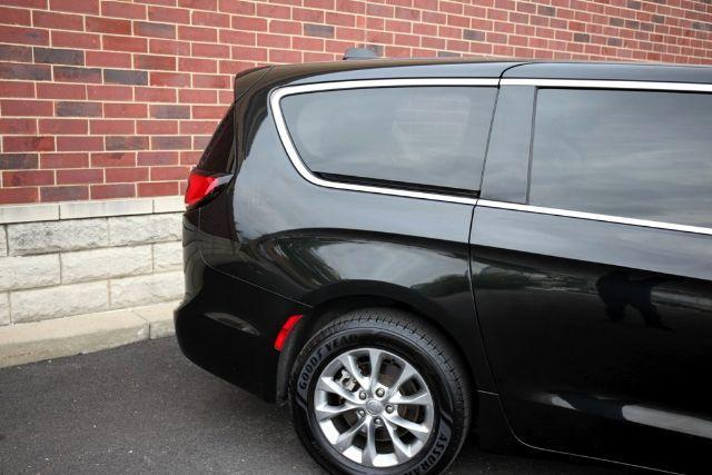 Photo of 2023 Brilliant Black Crystal Pearlcoat Chrysler Pacifica