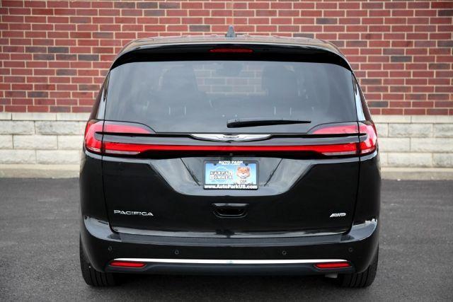 Photo of 2023 Brilliant Black Crystal Pearlcoat Chrysler Pacifica