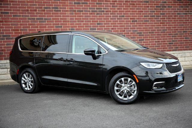 Photo of 2023 Brilliant Black Crystal Pearlcoat Chrysler Pacifica