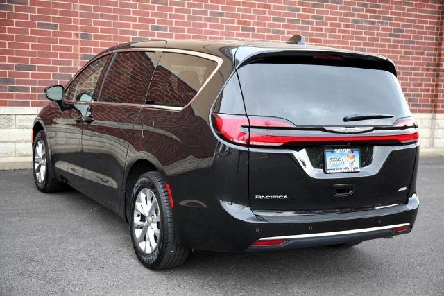 Photo of 2023 Brilliant Black Crystal Pearlcoat Chrysler Pacifica