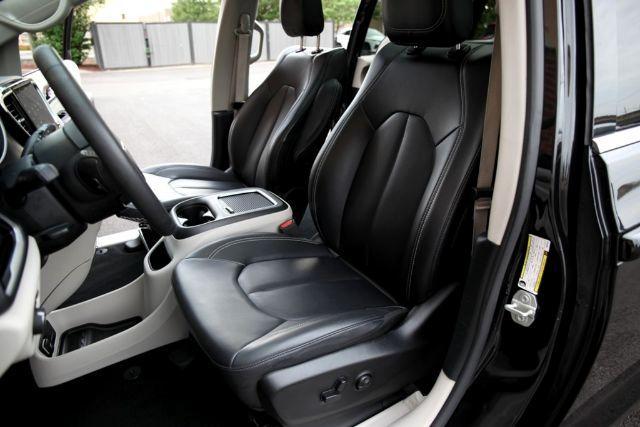 Photo of 2023 Brilliant Black Crystal Pearlcoat Chrysler Pacifica