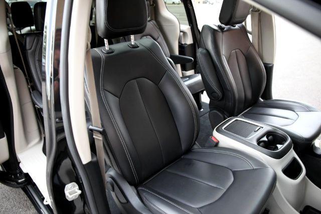 Photo of 2023 Brilliant Black Crystal Pearlcoat Chrysler Pacifica