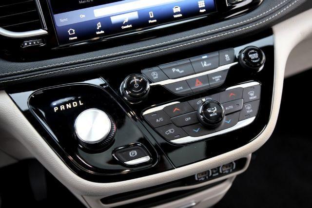 Photo of 2023 Brilliant Black Crystal Pearlcoat Chrysler Pacifica