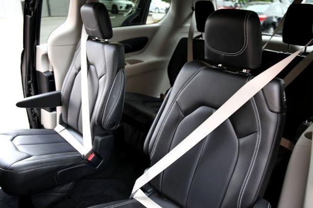 Photo of 2023 Brilliant Black Crystal Pearlcoat Chrysler Pacifica