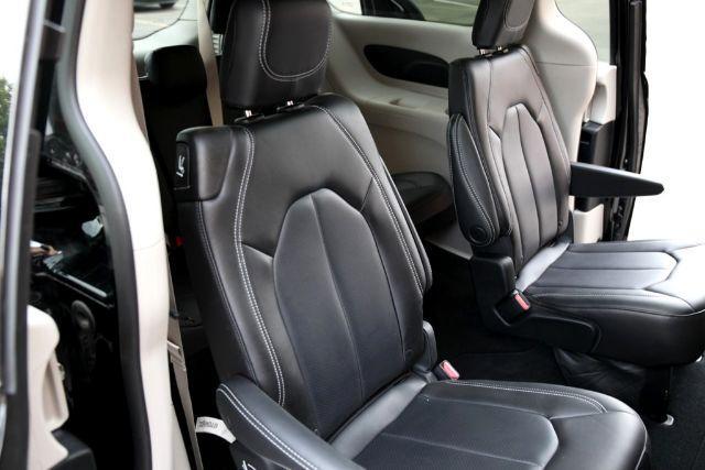 Photo of 2023 Brilliant Black Crystal Pearlcoat Chrysler Pacifica