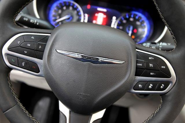 Photo of 2023 Brilliant Black Crystal Pearlcoat Chrysler Pacifica