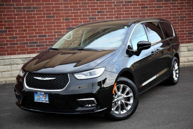 Photo of 2023 Brilliant Black Crystal Pearlcoat Chrysler Pacifica