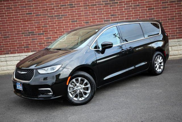 Photo of 2023 Brilliant Black Crystal Pearlcoat Chrysler Pacifica